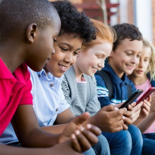 Crianças participando de atividades em grupo